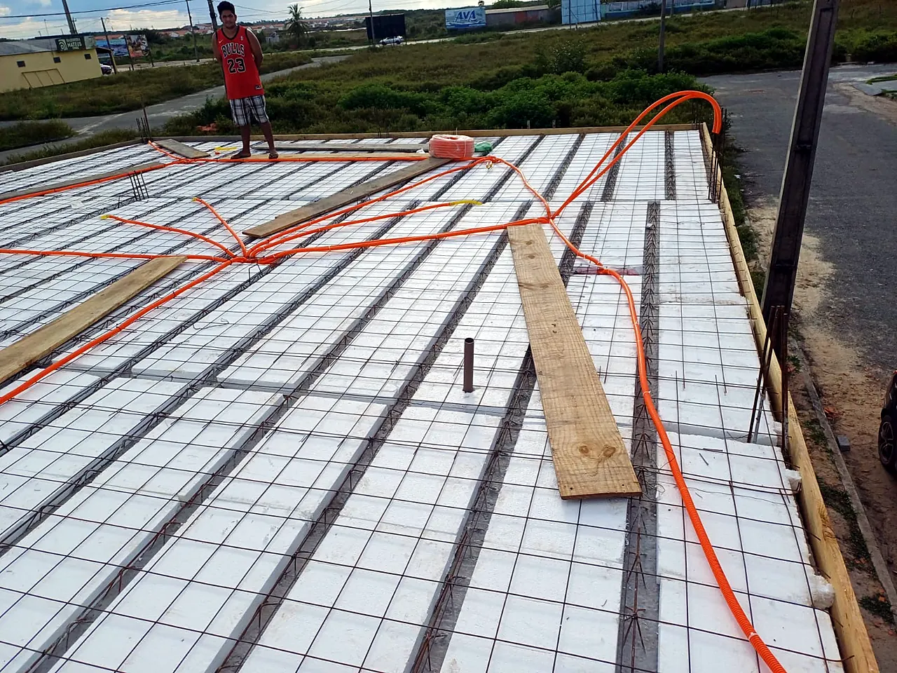 Laje em construção com a tubulação elétrica já instalada
