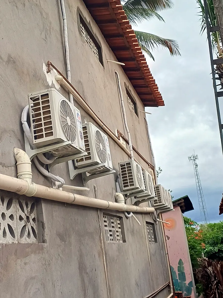 Condensadoras de ar-condicionado instaladas em uma fachada